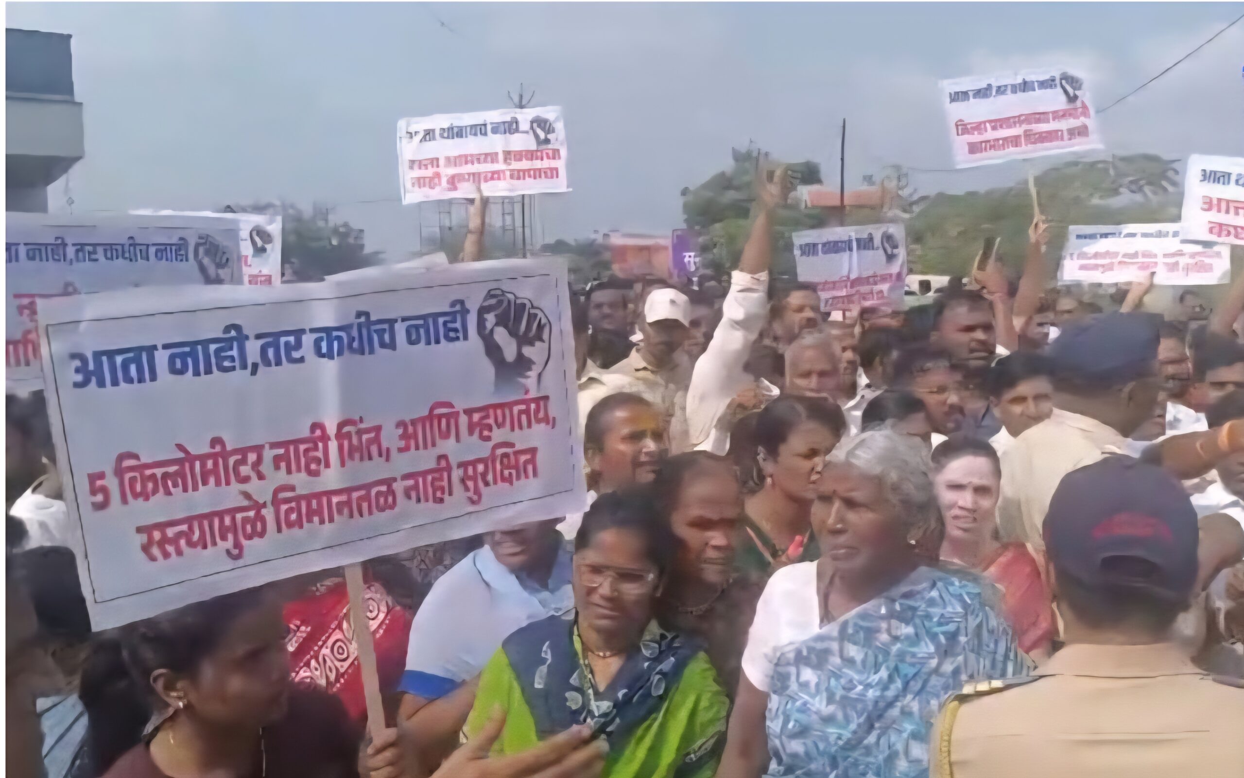 Kolhapur News: विमानतळाजवळचा रस्ता बंद अन् ग्रामस्थांना दहा किमीचा हेलपाटा; नागरिक आक्रमक