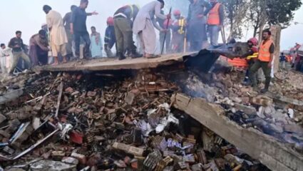 पाकिस्तान हादरला! सिंध प्रांतातील फटाक्यांच्या कारखान्यात भीषण स्फोट; संपूर्ण परिसरात खळबळ