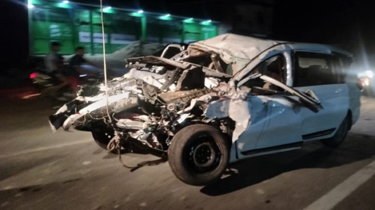 उत्तर प्रदेशात भीषण अपघात; ट्रक-कारच्या धडकेत आठ जणांचा मृत्यू, भरधाव ट्रक…