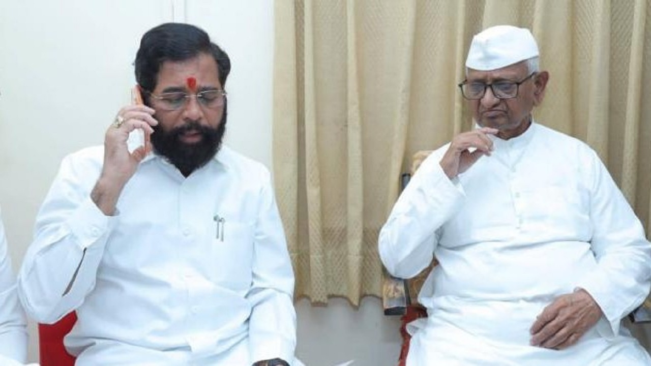 उपमुख्यमंत्री शिंदेंनी अण्णा हजारेंच्या थेट गावी जाऊन घेतली भेट; ‘हे’ कारण ठरतंय चर्चेचं