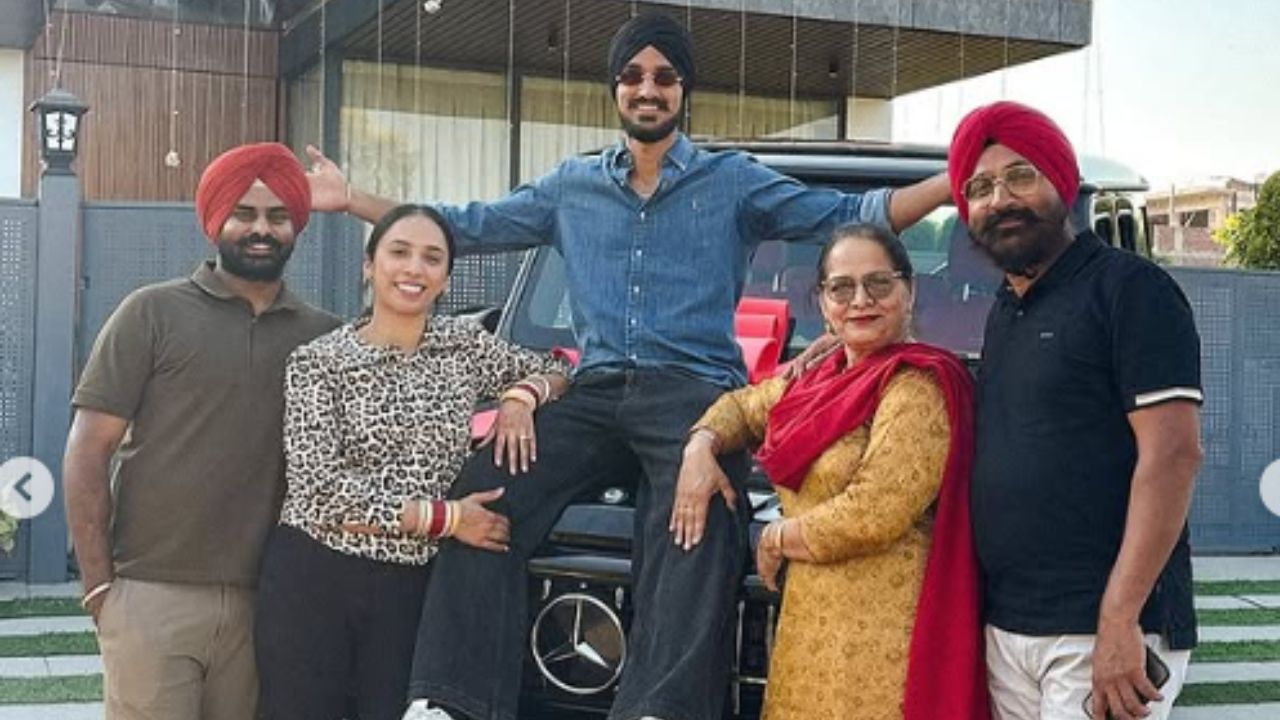 भारतीय क्रिकेटर Arshdeep Singh ने खरेदी केली नवीन Mercedes कार, किंमतच कोटींपासून सुरु