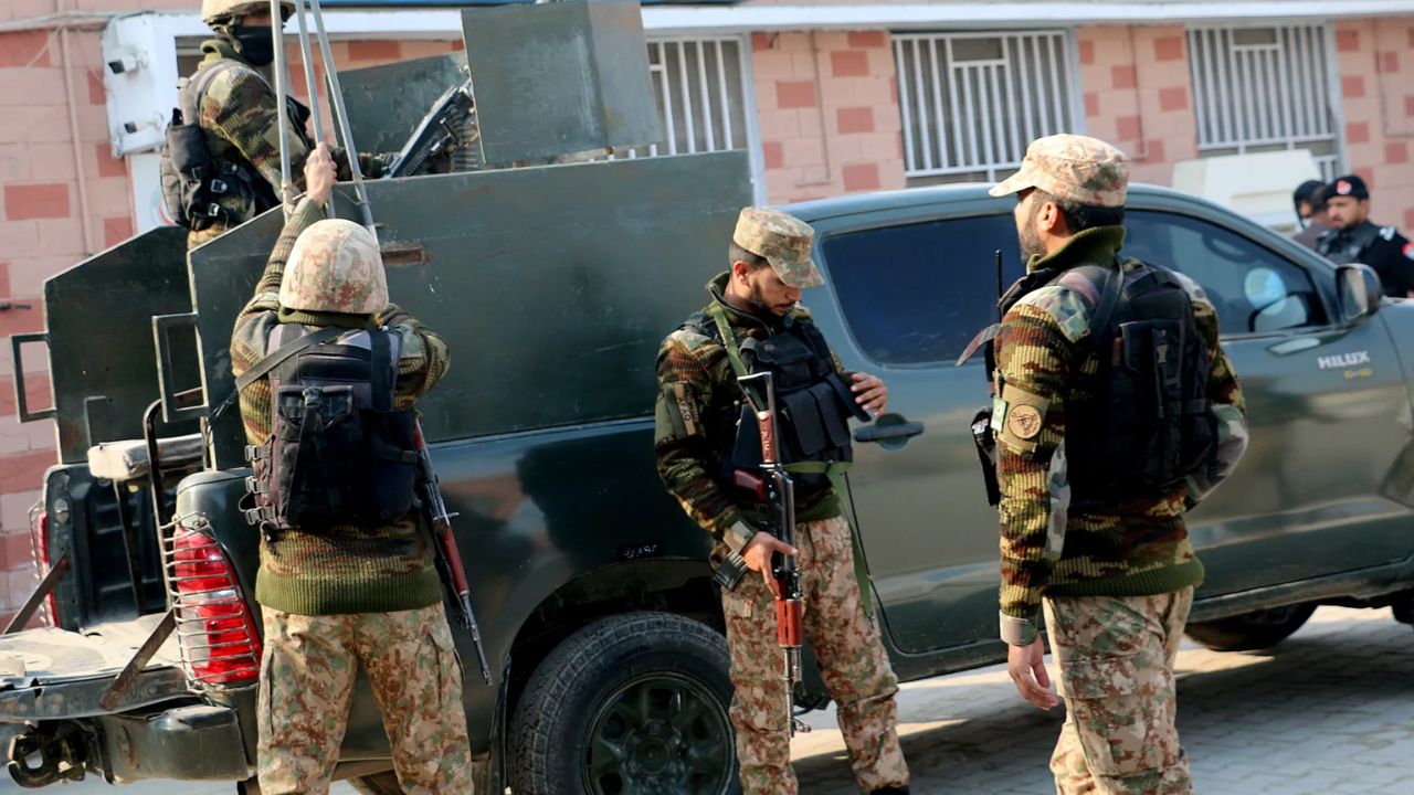 पुन्हा एकदा दहशतवादी हल्ल्याने हादरला पाकिस्तान; अंदाधुंद गोळीबारात तीन सुरक्षा कर्मचारी ठार