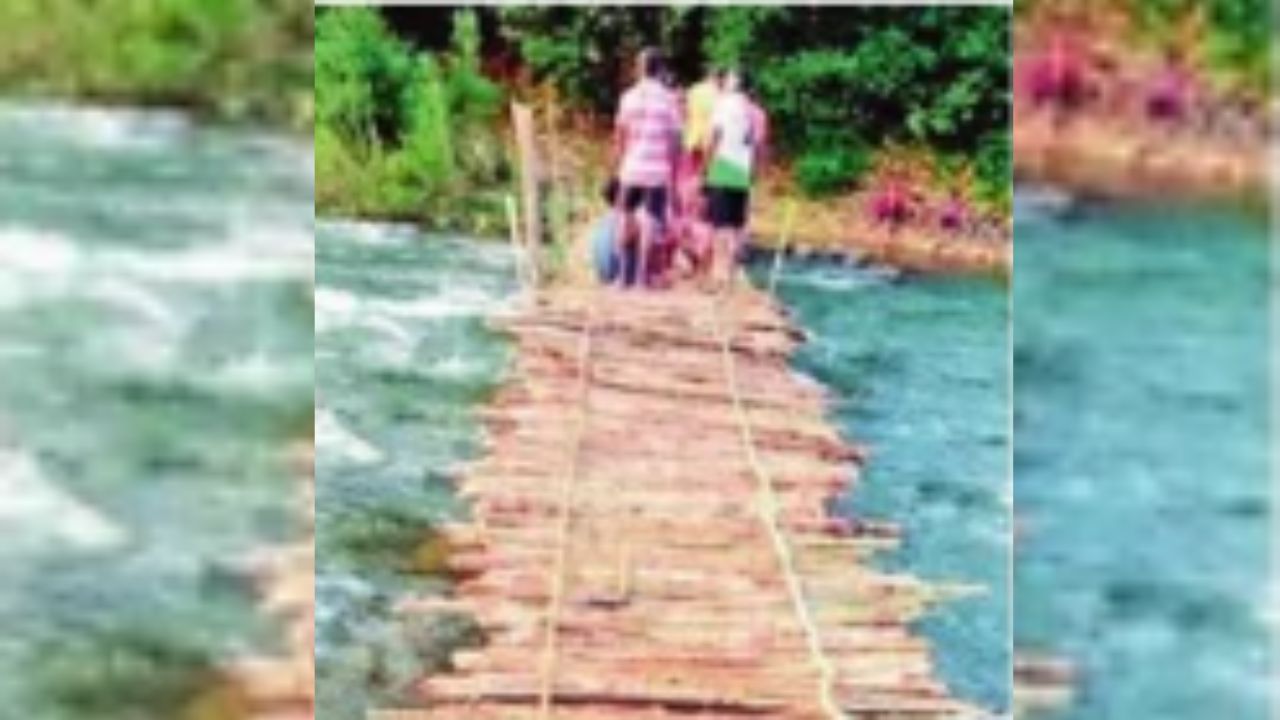 बंगाडीवासींना लाकडी पुलाचाच आधार! प्रशासनाचे कमालीचे दुर्लक्ष; दरवर्षी श्रमदानातून उभारतात पूल