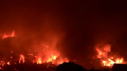 बांगलादेशात भीषण दुर्घटना! ढाकातील झोपडपट्टीला आग लागल्याने अनेक झोपड्या जळून खाक, हजारो बेघर