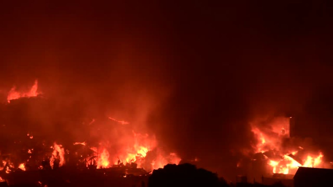 बांगलादेशात भीषण दुर्घटना! ढाकातील झोपडपट्टीला आग लागल्याने अनेक झोपड्या जळून खाक, हजारो बेघर