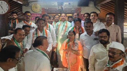 बारामती नगरपालिका निवडणुकीत येणार रंगत; माजी नगराध्यक्ष सुनिल पोटेंनी मुलाला सोडून जितेंद्र गुजर यांना दिले समर्थन