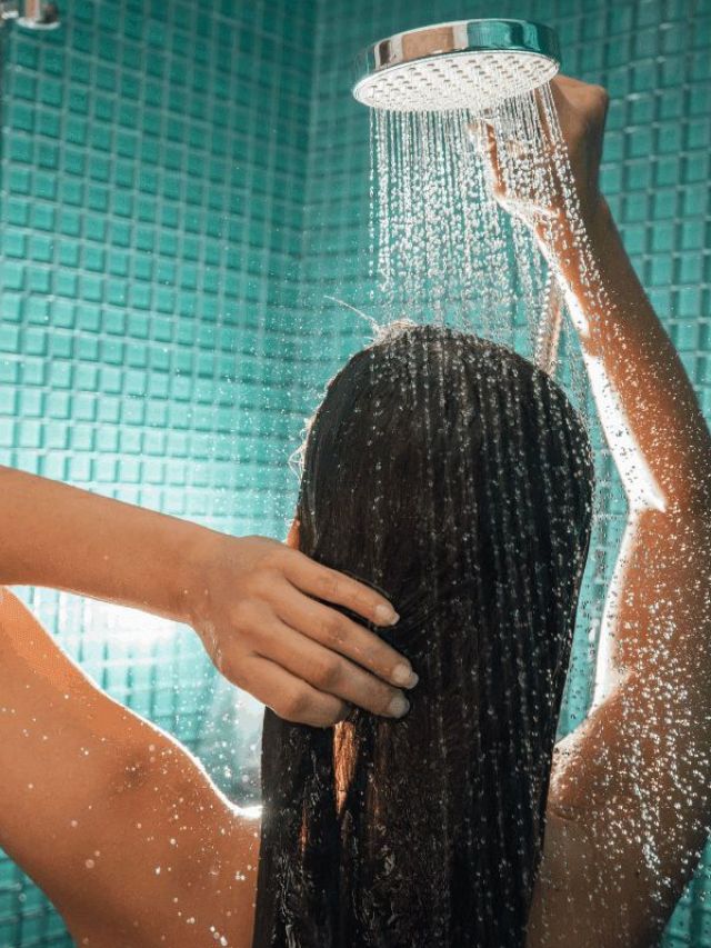 गरम पाण्याने केस धुतल्याने काय होते?