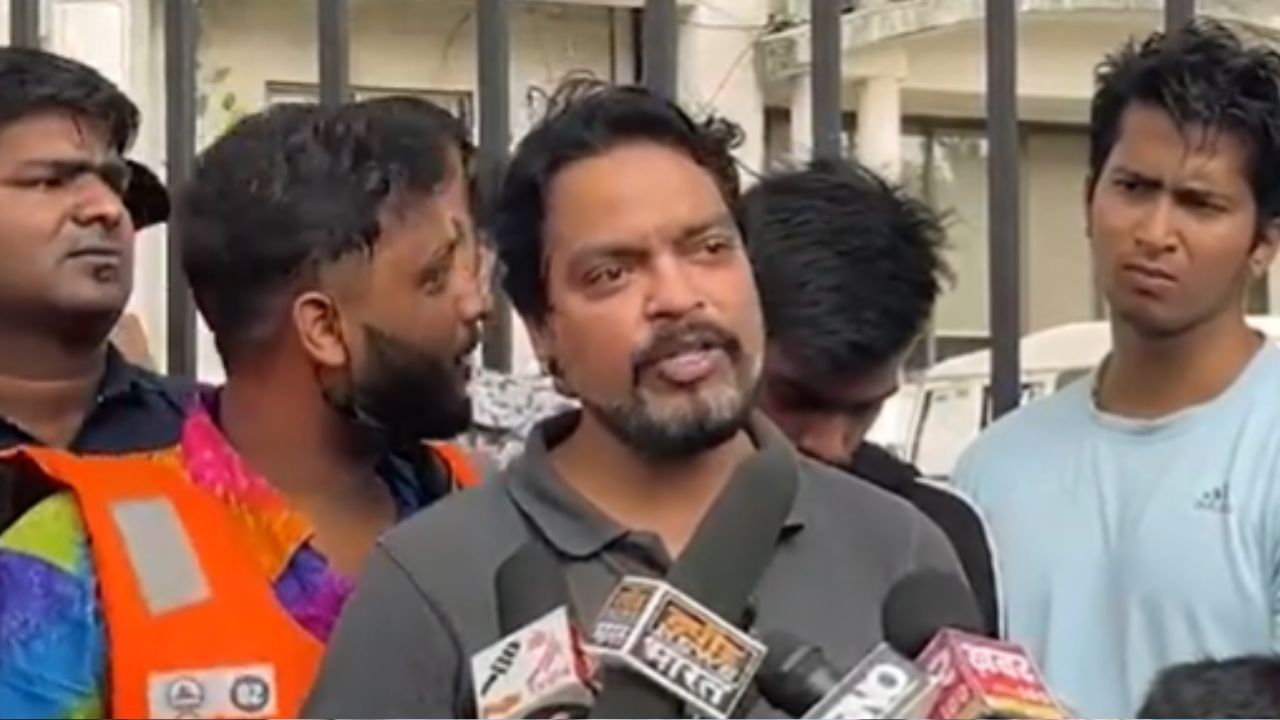 Bhiwandi : भिवंडीत तलावातील कचरा मनपा मुख्यालयासमोर ठेवत नागरिकांचं अनोखं आंदोलन