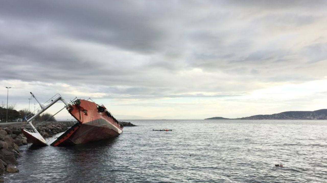 मलेशियात भीषण दुर्घटना! किनाऱ्याजवळ ३०० प्रवाशांना घेऊन जाणारी बोट उलटली ; शेकडो बेपत्ता…