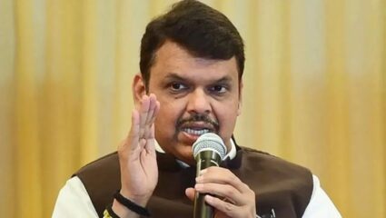CM Fadnavis Kolhapur Visit: पहिल्यांदाच उद्धव ठाकरे बाहेर पडल्याचा आनंद; फडणवीसांनी काढला चिमटा