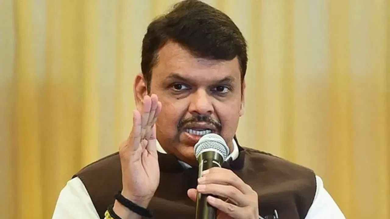 CM Fadnavis Kolhapur Visit: पहिल्यांदाच उद्धव ठाकरे बाहेर पडल्याचा आनंद; फडणवीसांनी काढला चिमटा