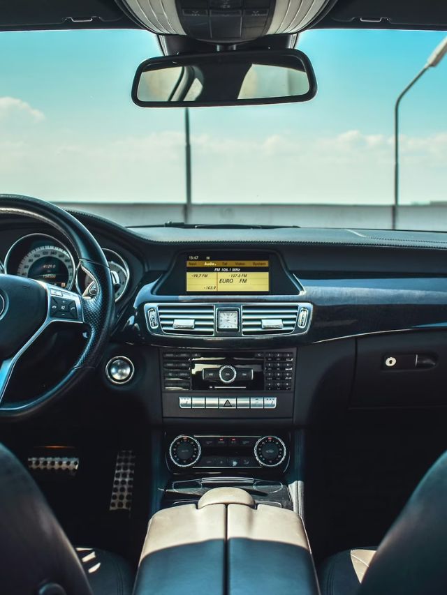 कार स्वच्छ करायचीय? फॉलो करा या टिप्स