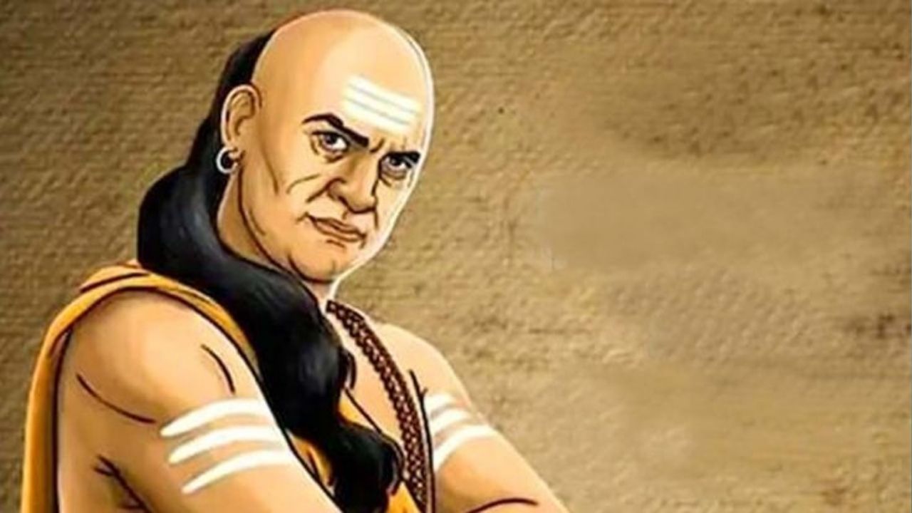 Chanakya Niti: या सवयींमुळे घरात राहत नाही देवी लक्ष्मी, काय सांगते चाणक्य नीती जाणून घ्या