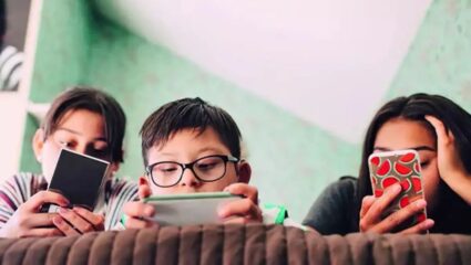 Social Media Ban : आता १६ वर्षाखालील मुलांना सोशल मीडिया वापरावर बंदी; डिसेंबरपासून लागू होणार नवा कायदा