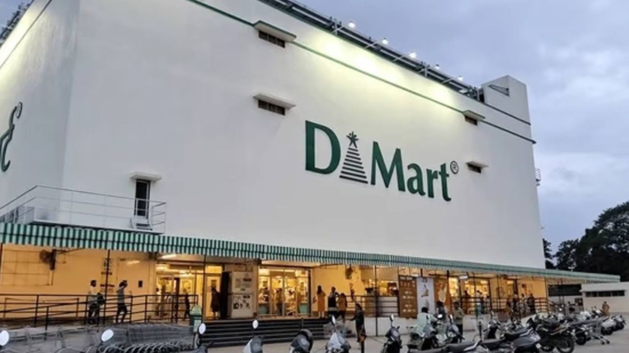 Buy one Get One पासून ते स्वत दरात वस्तूंची D-Mart मध्ये विक्री करणारा श्रीमंत मालक,कोण आहेत राधाकृष्ण दमानी?