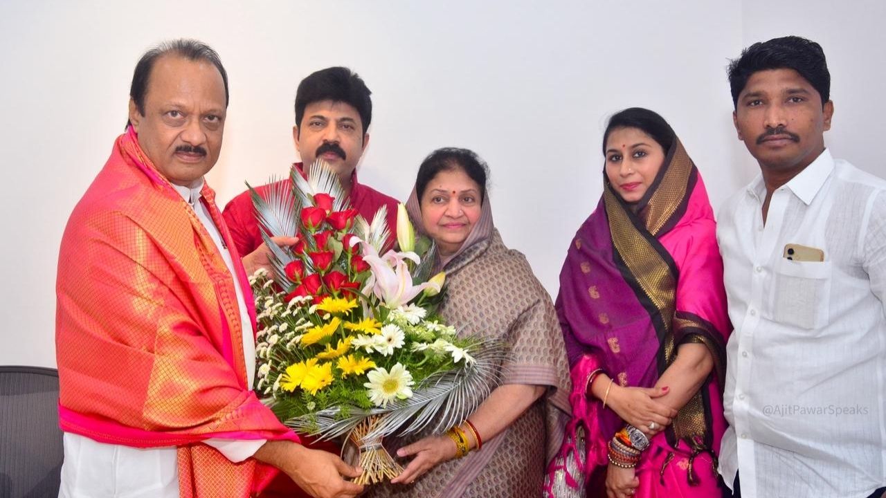 माळशिरस तालुक्याच्या राजकारणात पुन्हा उलथा पालथ! अजित पवार अन् धवल मोहिते पाटलांची भेट