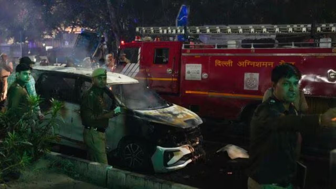 स्फोट होताच आसपासच्या परिसरातील दुकांना देखील आग लागल्याची सूचना देण्यात आली. या स्फोटात अनेक बस आणि गाड्यांना देखील आग लाग्याची माहिती मिळाली आहे. 
