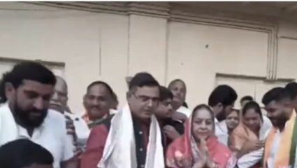 Dhule :  जयकुमार रावलांच्या मातोश्री नयनकुवर रावल नगराध्यक्षपदी विराजमान