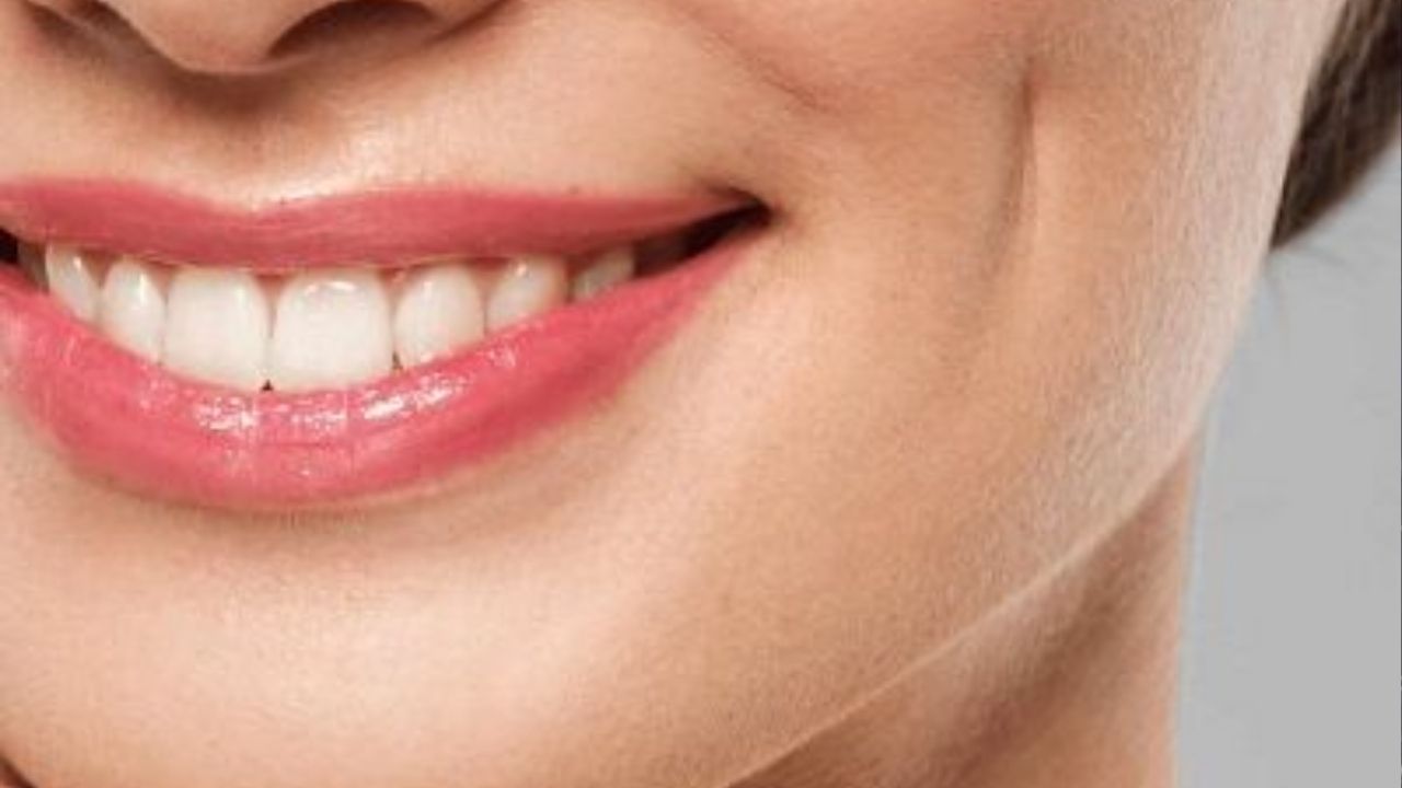 Dimple on Cheeks: गालावरील डिंपल देतात हे संकेत, जाणून घ्या काय सांगते सामुद्रिकशास्त्र