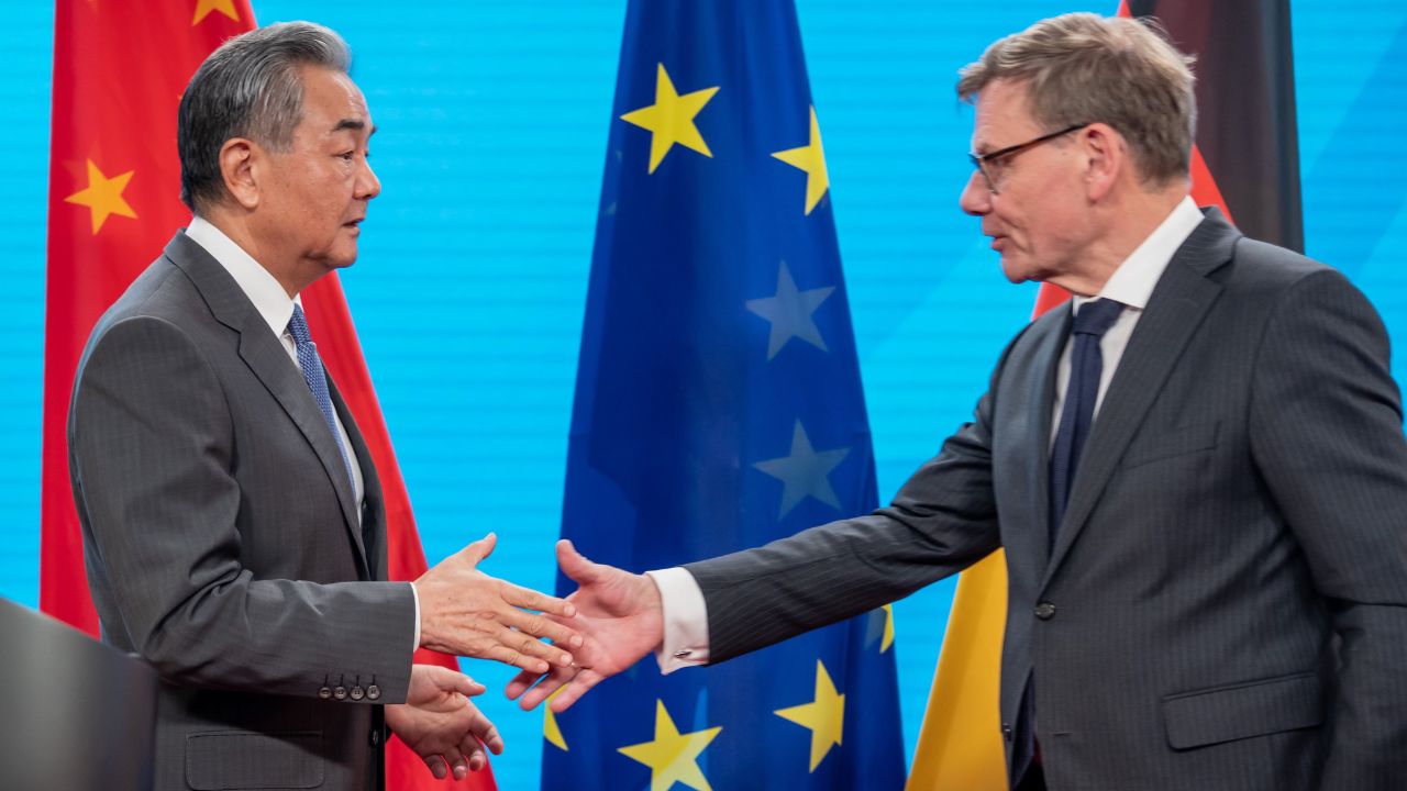 RareEarth Alert : चीनच्या ‘रॅकेट’वर EU ची मोठी कारवाई; दुर्लभ खनिजांवरील अवलंबित्व संपवण्यासाठी युरोपचा मोठा निर्णय