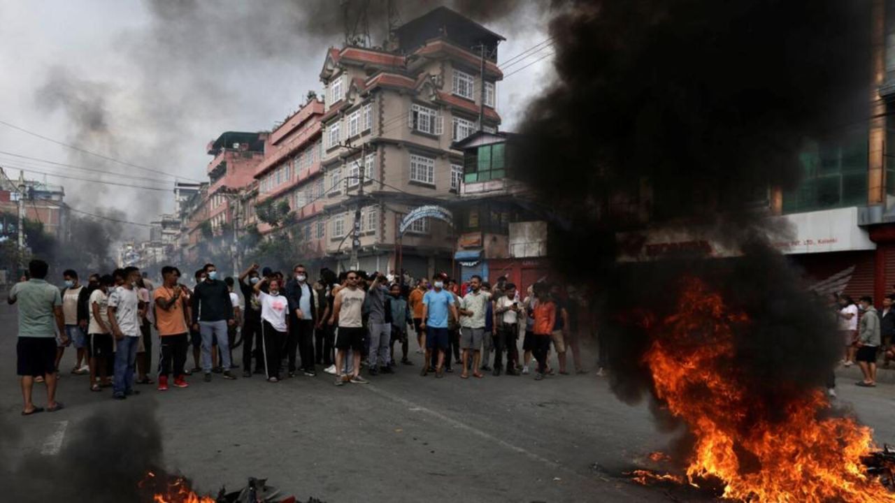 नेपाळमध्ये पुन्हा हिंसाचाराचा भडका! Gen Z आणि UML च्या कार्यकत्यांमध्ये वाद, कर्फ्यू लागू