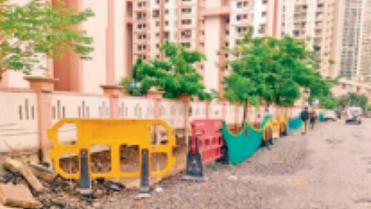 ठेकेदाराच्या निष्काळजीपणामुळे घणसोली रस्त्याचे काम रखडले; आयुक्तांनी लक्ष घालण्याची मागणी