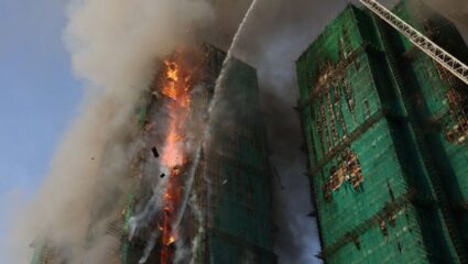 हाँगकाँगमध्ये रहिवाशी इमारतीला लागलेल्या आगीमुळे भीषण परिस्थिती; आतापर्यंत ४४ जणांचा मृत्यू, शेकडो बेपत्ता