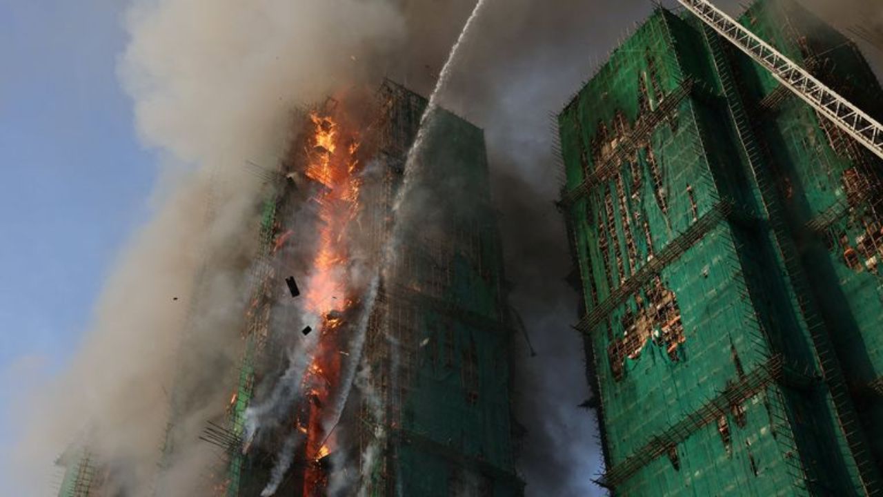हाँगकाँगमध्ये रहिवाशी इमारतीला लागलेल्या आगीमुळे भीषण परिस्थिती; आतापर्यंत ४४ जणांचा मृत्यू, शेकडो बेपत्ता