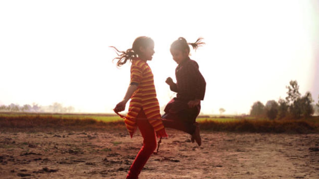 भावनिक होणे हे केवळ मानवांमध्येच आढळते. आनंद, दु:ख, राग अशा वेगवेगळ्या भावनांमुळे माणसाला रडू कोसळते