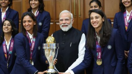 पंतप्रधान मोदींनी घेतली जगज्जेत्या भारतीय महिला संघाची भेट! विश्वचषक उंचावल्याबद्दल केला अभिनंदनाचा वर्षाव