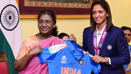 जगज्जेत्या महिला संघाकडून राष्ट्रपतींना स्वाक्षरी केलेली जर्सी भेट; मुर्मू यांच्याकडून संघाच्या कामगिरीबद्दल अभिनंदन 