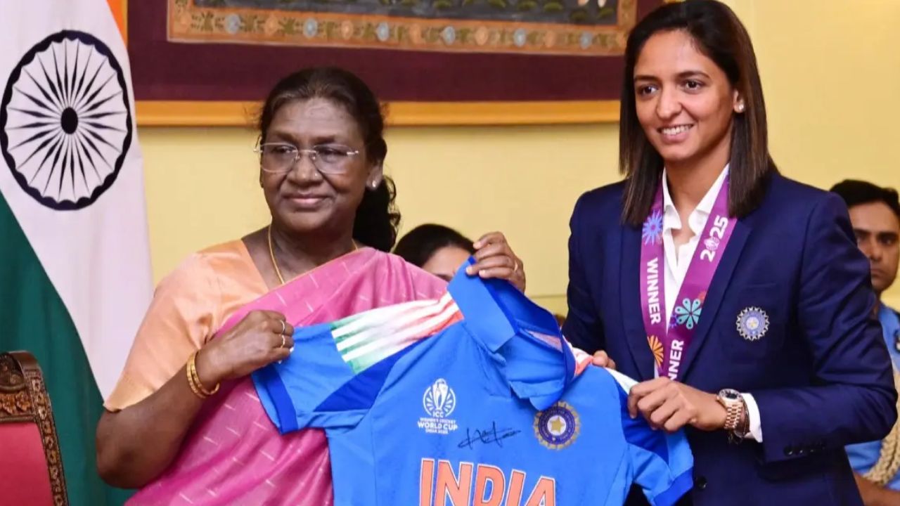 जगज्जेत्या महिला संघाकडून राष्ट्रपतींना स्वाक्षरी केलेली जर्सी भेट; मुर्मू यांच्याकडून संघाच्या कामगिरीबद्दल अभिनंदन 