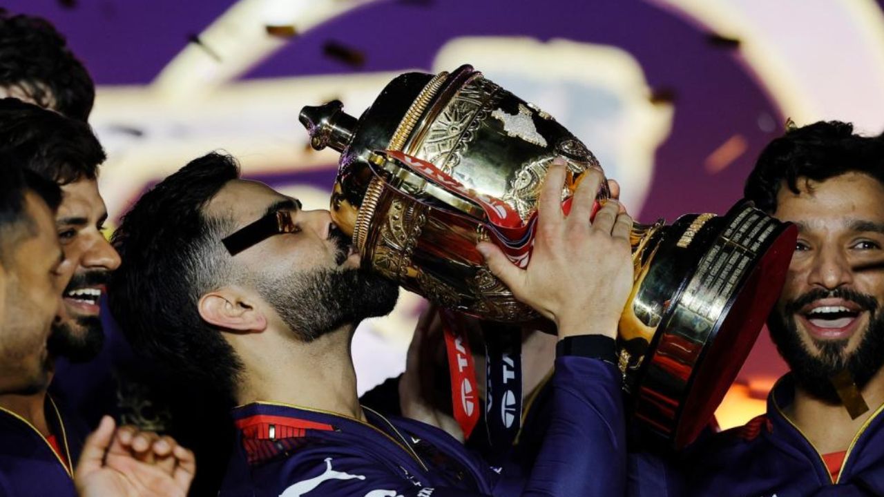 IPL 2026 : ‘किंग’ कोहलीमुळे RCB ला विकण्याची वेळ? ‘त्या’ अहवालाने उडवली मोठी खळबळ; नेमकं कारण काय? 