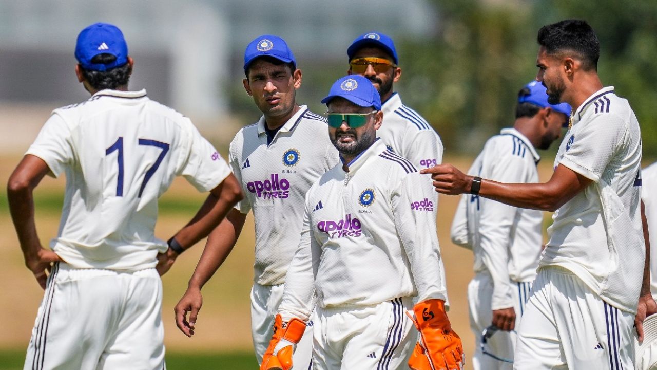 IND A vs SA A : पहिल्या डावात भारतीय संघ रुळावर! गोलंदाजांनी उडवली अफ्रिकेच्या फलदाजांची दाणादाण 