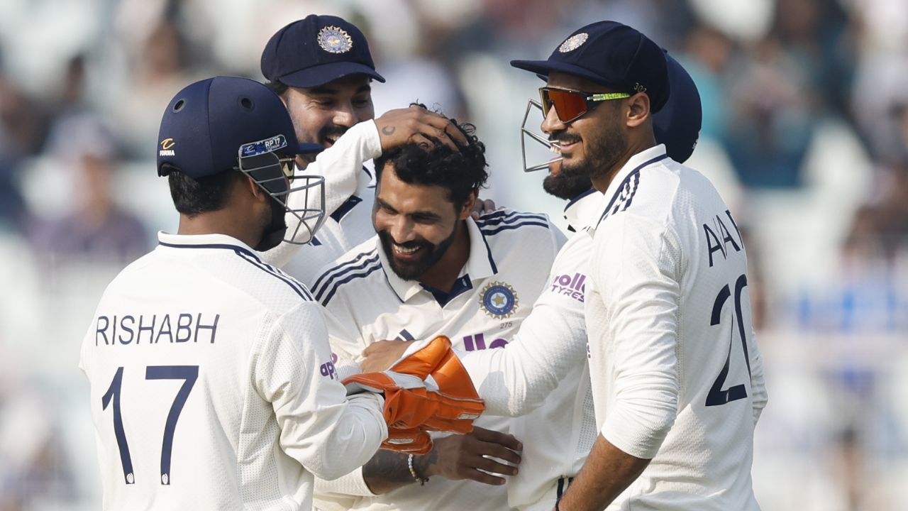 IND vs SA : दुसऱ्या दिवसाचा खेळ समाप्त! सर जाडेजाच्या जादुई फिरकी पुढे दक्षिण आफ्रिकेची दाणादाण; भारताची सामन्यावर पकड