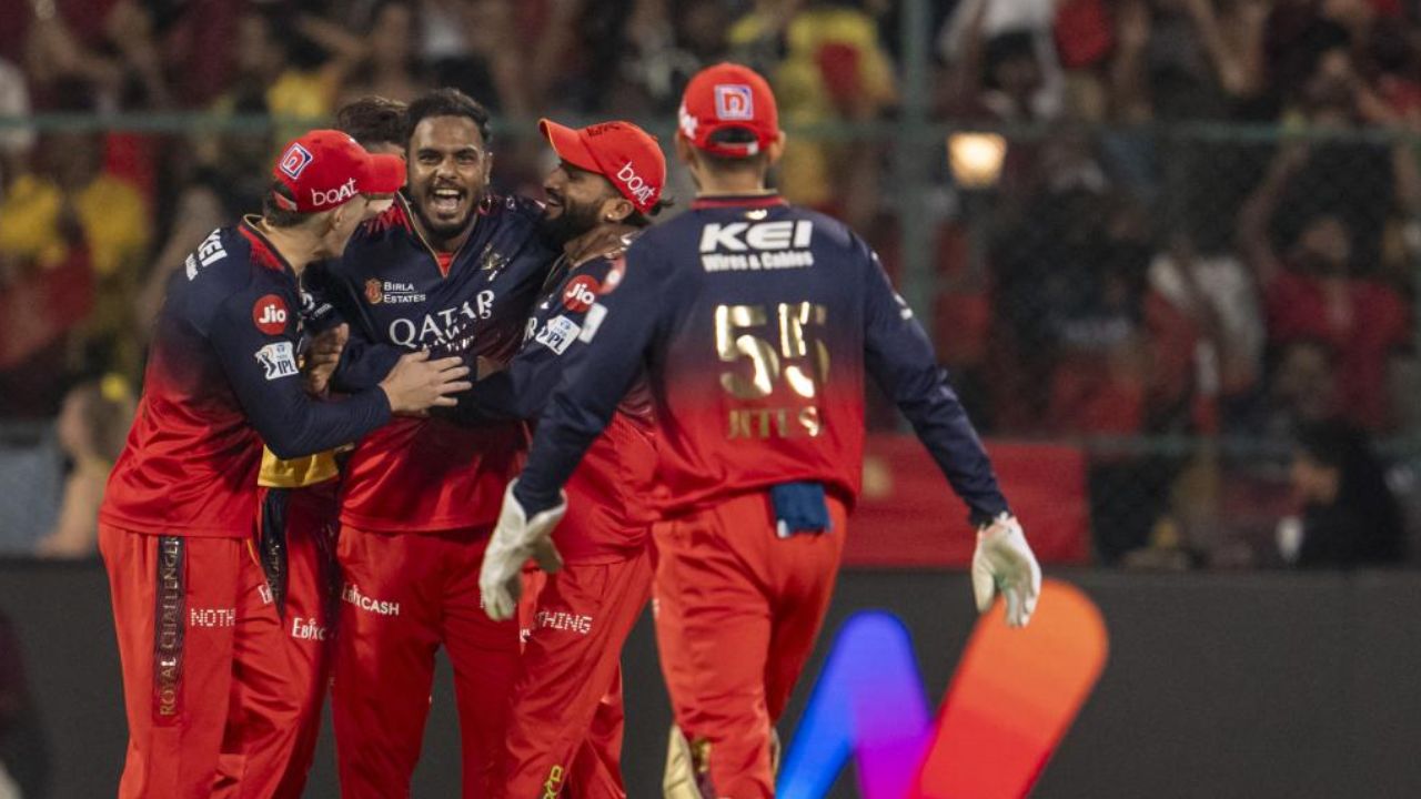 IPL 2026 Retention Live Update : कधीकाळी बलात्काराचा आरोप, संघासाठी ‘स्टार’ कामगिरी! त्याच खेळाडूला RCB ने केले रिटेन
