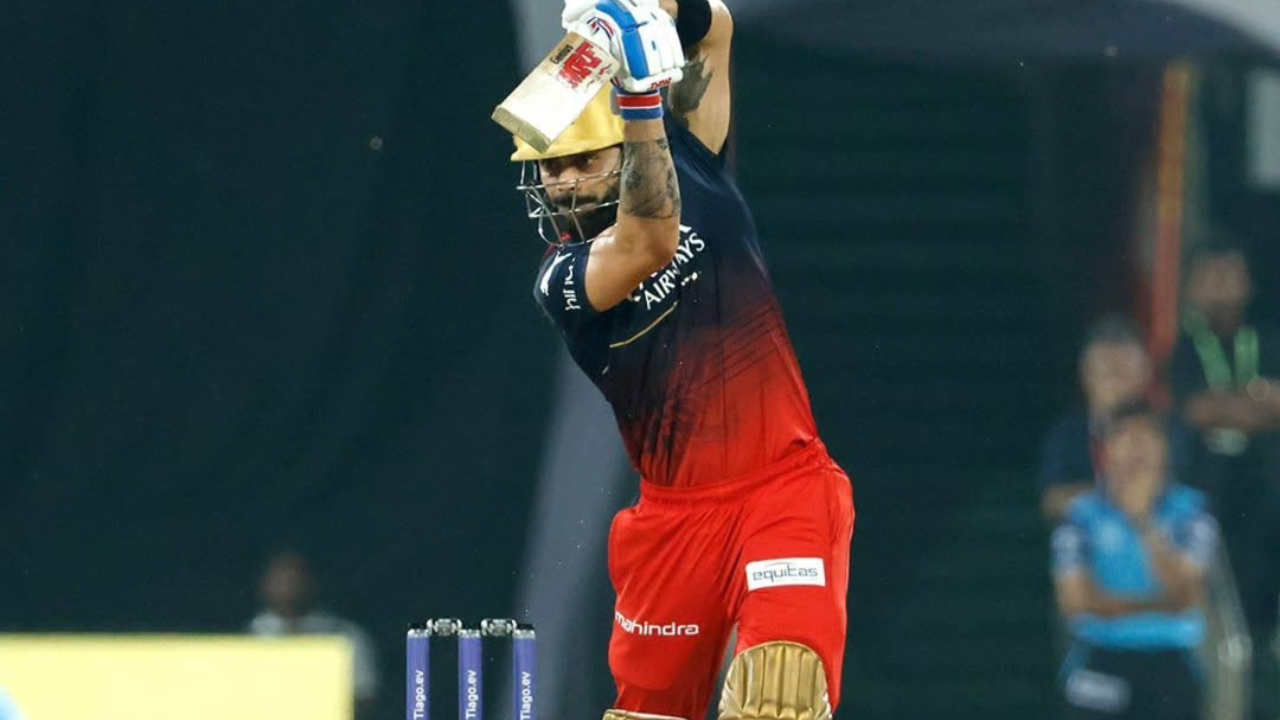 गेले १८ वर्ष RCB कडून खेळणाऱ्या विराट कोहलीची किंमत तब्बल 21 कोटी रुपये आहे. अन्य खेळाडूंच्या तुलनेत ही किंमत कमी आहे 