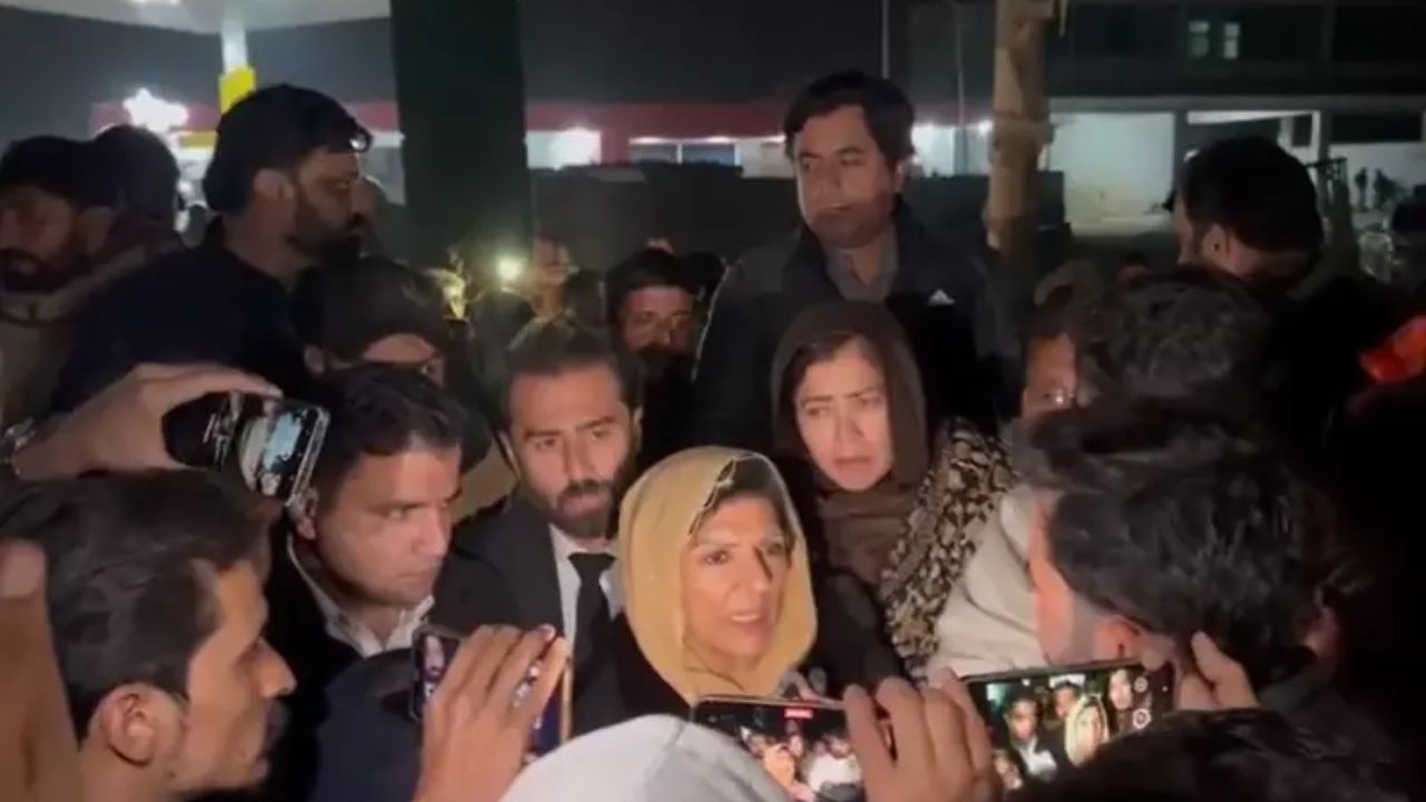 पाकिस्तानमध्ये गोंधळ! इम्रान खानच्या बहिणींचा भावाला भेटू न दिल्याने तुरुंगाबाहेर मोर्चा, सरकारला दिला अल्टीमेटम