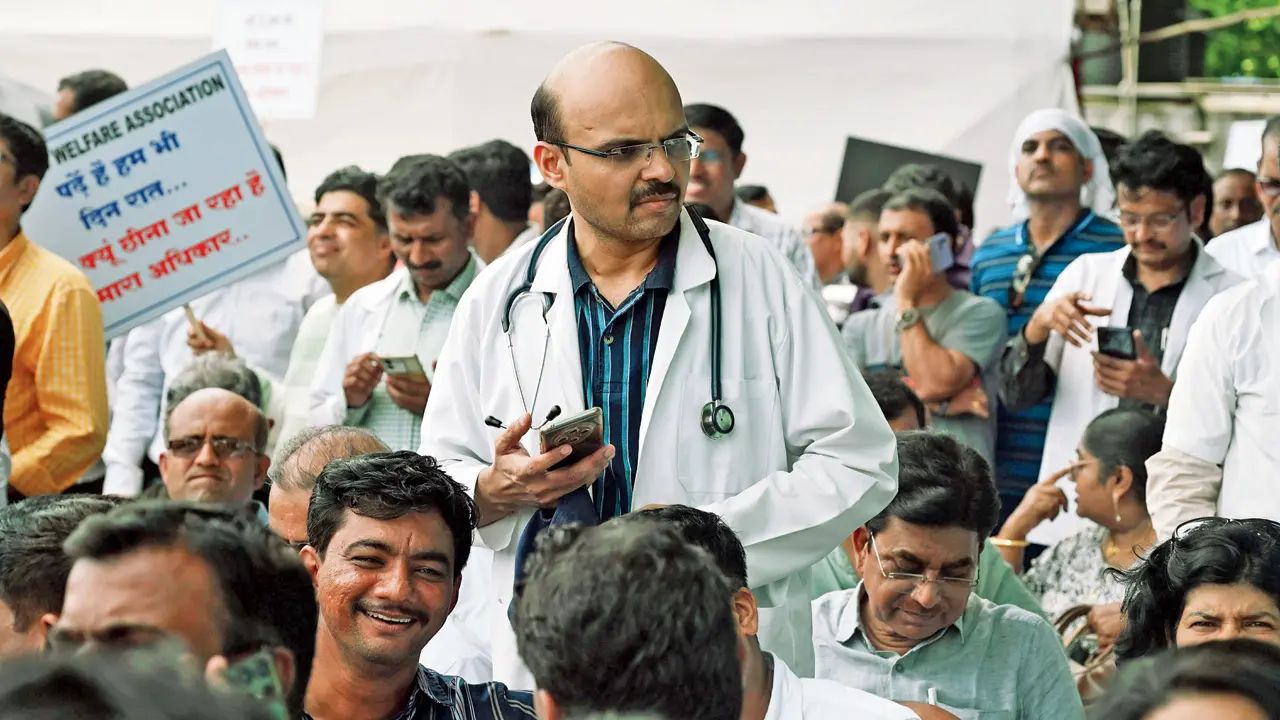 Satara Doctor Death Case: संपदाला न्याय देण्यासाठी डॉक्टर उतरले रस्त्यावर; विविध जिल्ह्यांमध्ये कामबंद आंदोलन. आरोग्यसेवेवर परिणाम