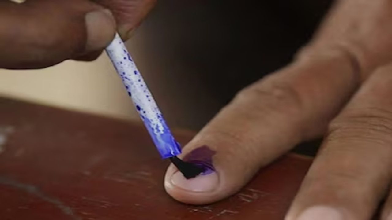 मतदानानंतर बोटावरची शाई पुसली का जात नाही? काय आहे यामागचं वैज्ञानिक, ऐतिहासिक आणि कायदेशीर कारण?