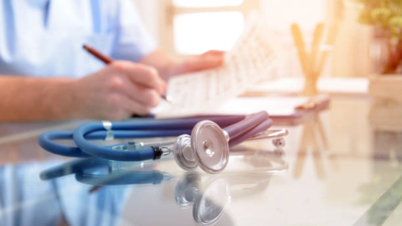 भारतीय डॉक्टर अन् नर्सला जगातिक स्तरावरुन मागणी! तरी देशातील आरोग्य सेवेचे मोडले कंबरडे