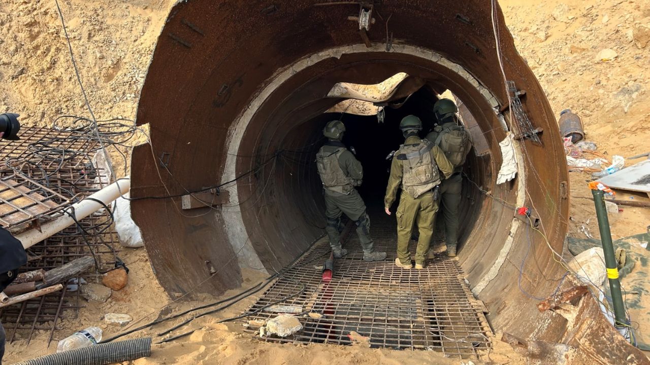 Gaza Tunnel : शब्दांत न सांगता येणारी युद्धरचना! इस्रायलला गाझामध्ये सापडला रहस्यमय बोगदा, VIDEO VIRAL