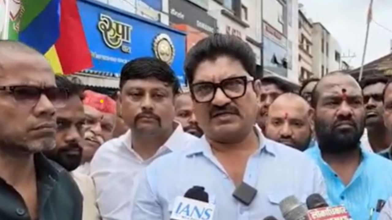 Jalna : जालन्यात कल्याण काळेंवर संताप, गोवंश हत्येच्या समर्थनाविरोधात जालन्यात आंदोलन