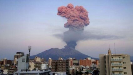 जपानच्या साकुराजिमा ज्वालामुखीचा भयानक विस्फोट ; ४,४०० मीटरपर्यंत हवेत राखेच ढग, हाय अलर्ट जारी, VIDEO