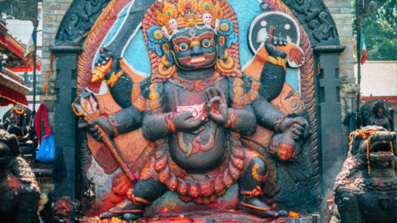 Kaal Bhairav Jayanti: कालभैरव जयंती कधी आहे? भगवान शिवाच्या भयंकर रुपाची अशी करा पूजा, जाणून घ्या पूजेसाठी वेळ