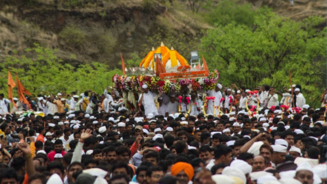 कार्तिकी यात्रेमुळे विठ्ठल चरणी सव्वापाच कोटींचे दान, गेल्या वर्षीपेक्षा दीड कोटींची वाढ