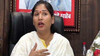 Karuna Munde : “आरोपीला उमेदवारी देऊन गुन्हेगारीला पाठबळ…”, करुणा मुंडे यांचा भाजपावर घणाघात