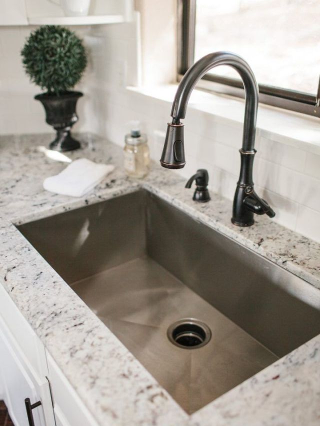 किचनच्या सिंकचा पाइप साफ करण्याच्या 5 टिप्स