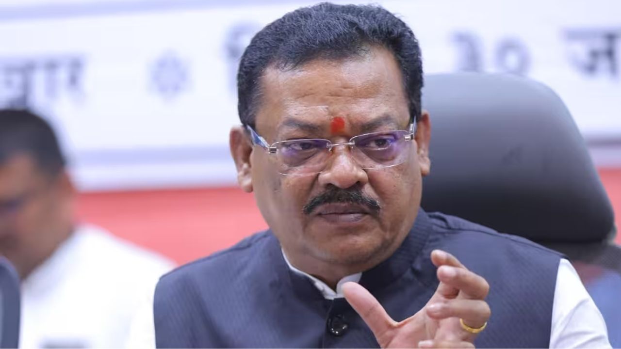 जनतेच्या हातात कटोरा आहे का? तिजोरीच्या चाव्यांवर महायुतीच्या नेत्यांमध्ये जुंपली, शिरसाटांनी सुनावलं