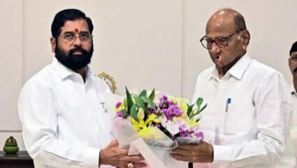 महाराष्ट्राच्या राजकारणात मोठा बदल! शिंदे यांनी शरद पवारांशी हातमिळवणी केली! भाजप-अजित पवार यांच्याविरुद्ध लढणार